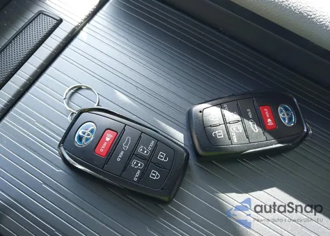 2025 Toyota Sienna Xle z USA, uszkodzony, nr VIN 5TDJRKEC1SS268774